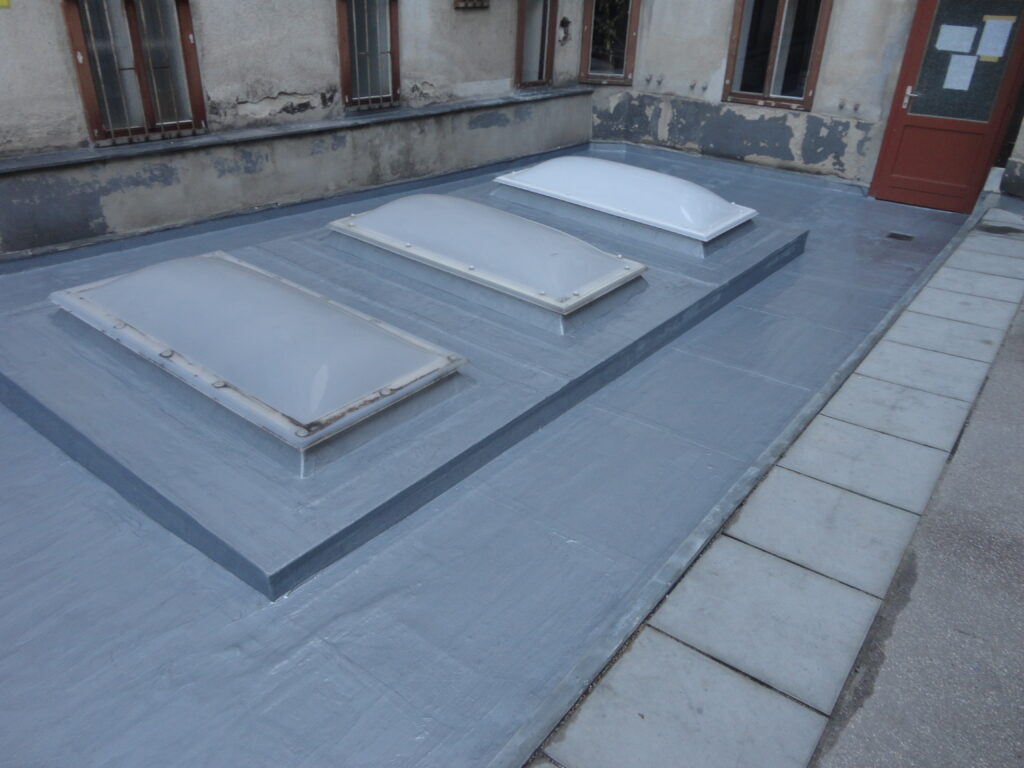 Detailaufnahme einer präzisen Dachabdichtung in Baden