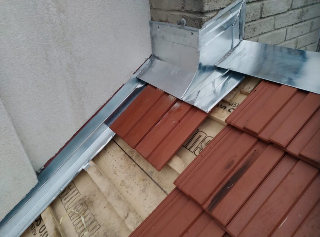 Dachsanierung in Schwechat – Formdach CT bei der Arbeit